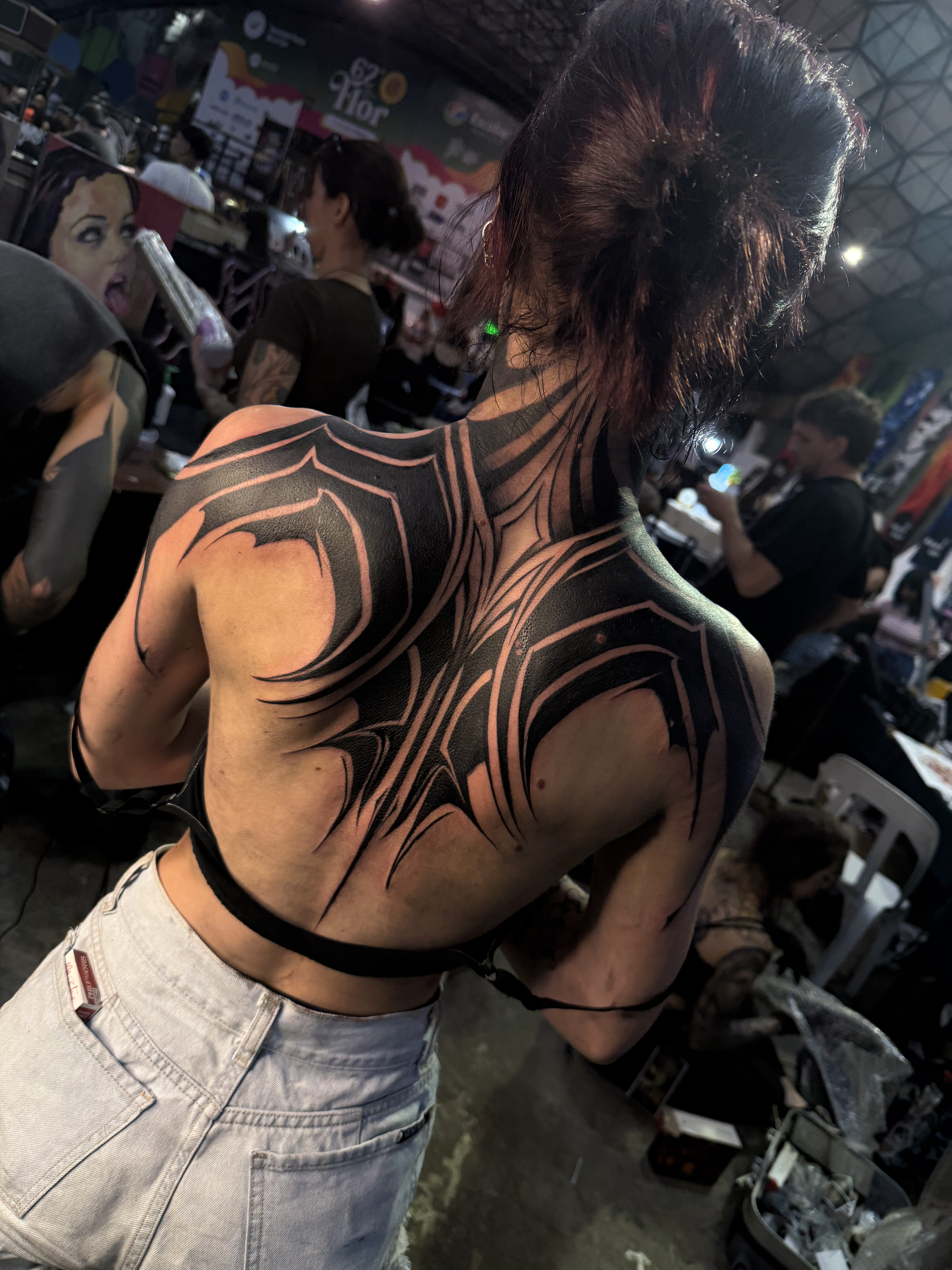 Abstract Flow: Pieza Completa de Espalda y Cuello